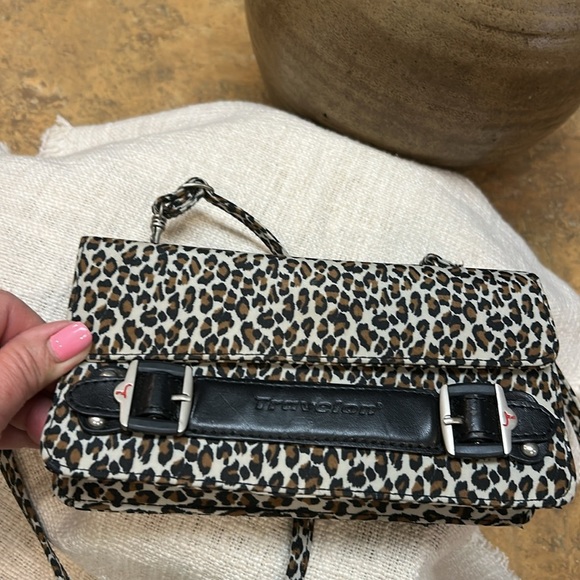 Travelon Leopard Print Crossbody Bag - Picture 5 of 11